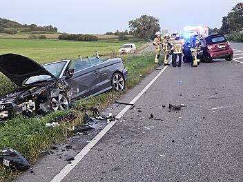 Pkw-Fahrer kommt auf Gegenfahrbahn: Zwei Verletzte auf B13 bei Ansbach