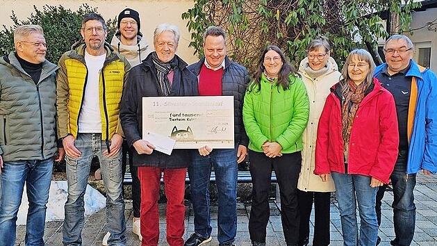 Unser Bild zeigt (von links) Frank Wilzok, Zweiter B&uuml;rgermeister der Stadt Kulmbach, Initiator Marc Heller, Paul Heller, Hans Beyer, Kassenwart Tierschutzverein, Kulmbachs OB Ingo Lehmann, Tierheimleiterin Angelika Enzmann, Schriftf&uuml;hrerin Barbara...