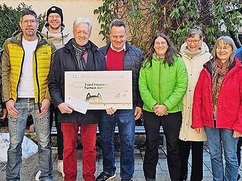 Unser Bild zeigt (von links) Frank Wilzok, Zweiter Bürgermeister der Stadt Kulmbach, Initiator Marc Heller, Paul Heller, Hans Beyer, Kassenwart Tierschutzverein, Kulmbachs OB Ingo Lehmann, Tierheimleiterin Angelika Enzmann, Schriftführerin Barbara...