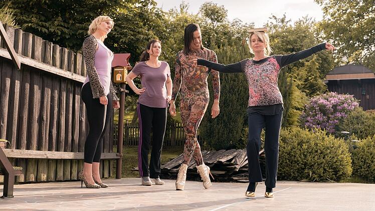 Um sich auf den Tanzwettbewerb vorzubereiten, fragen Lena (Rosalie Thomass, links), Maria (Bettina Mittendorfer, zweite von links) und Waltraud (Gisela Schneeberger) Jorge Gonz&aacute;lez um Hilfe.