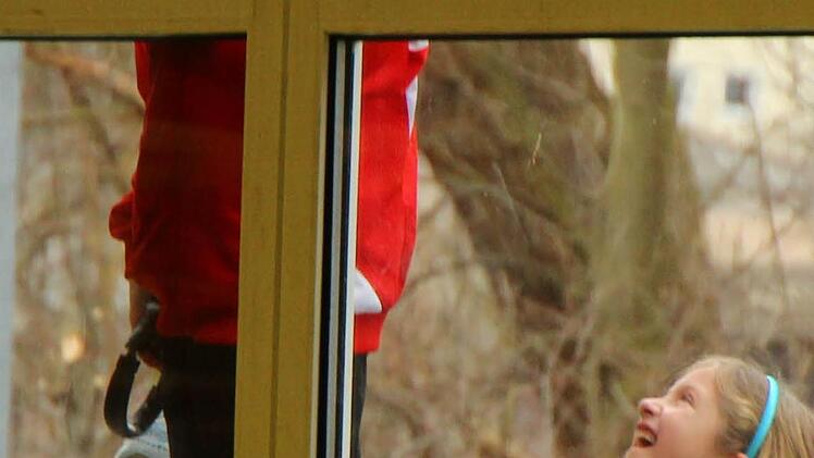 Einen Logenplatz haben sich die drei Mädels beim U13-Juniorenfußballturnier des SSV Kitzingen am Fenster der Halle am Sickergrund gesichert. Foto: Thomas