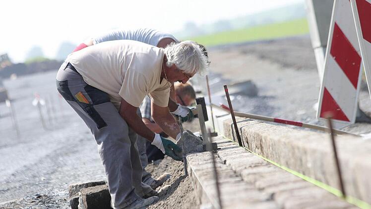 Der Gehweg in Seibelsdorf wird mit Granitsteinen befestigt.