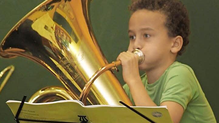 Emil (acht Jahre) aus Neudorf an der Tuba Fotos: Franz Galster
