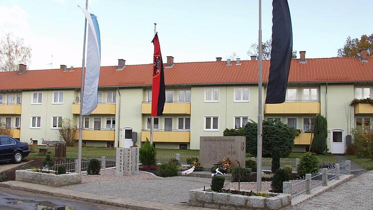 Das Ehrenmal in Hagenau vor einem der heutigen Siedlungshäuser Foto: privat