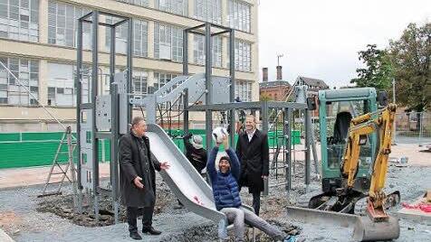 Auch der neue Spielplatz samt Rutsche wurde gleich getestet: OB Henry Schramm (links) zusammen mit dem Maurizio Malandrino von "Mauri Pizza" (Mitte) und Simon Ries (rechts) von der Stadtverwaltung.