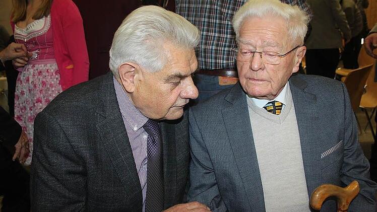 Bei der Verabschiedung von Bürgermeister Klaus Löffler mit Altbürgermeister Gerhard Neubauer und Edwin Trebes  Foto: Veronika Schadeck