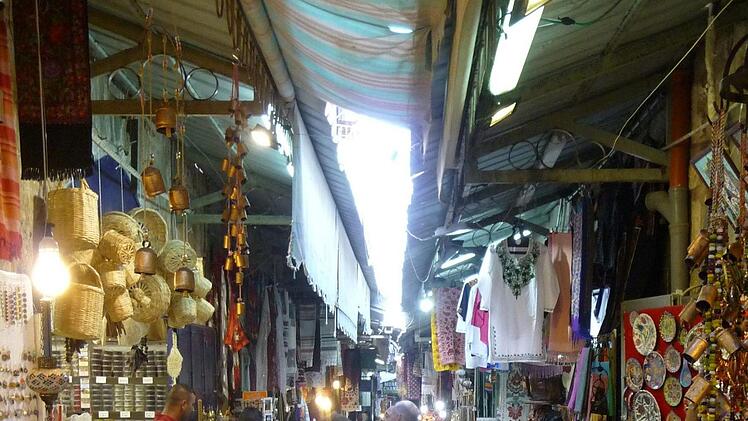 Mittelpunkt der für drei Weltreligionen heiligen Altstadt von Jerusalem ist der Basar. Den uralten Handelsplatz durchkreuzt man immer wieder auf dem Weg zu den Sehenswürdigkeiten. Foto: irfe