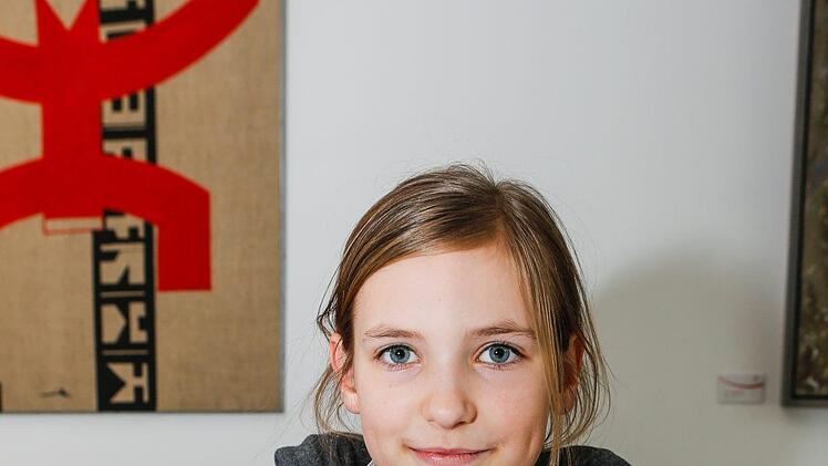Johanna (10)  aus Breitengüßbach: "Ich habe einen Hasen gemalt - der sieht richtig witzig aus. Das Gesicht, Augen, Mund, habe ich richtig  gut hinbekommen. Ich habe was gelernt. Jetzt muss ich nur noch die Finger hinkriegen, wenn ich Leute male ..."  Foto: Matthias Hoch
