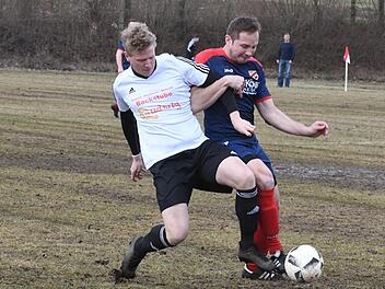 Bezirksligafu&szlig;ball ist kein T&auml;nzchen: Der Rannunger Daniel Krau&szlig; (rechts) muss zum SV-DJK Unterspie&szlig;heim. Hier spielt er gegen Moritz Pfister vom TSV Gochsheim.Hopf