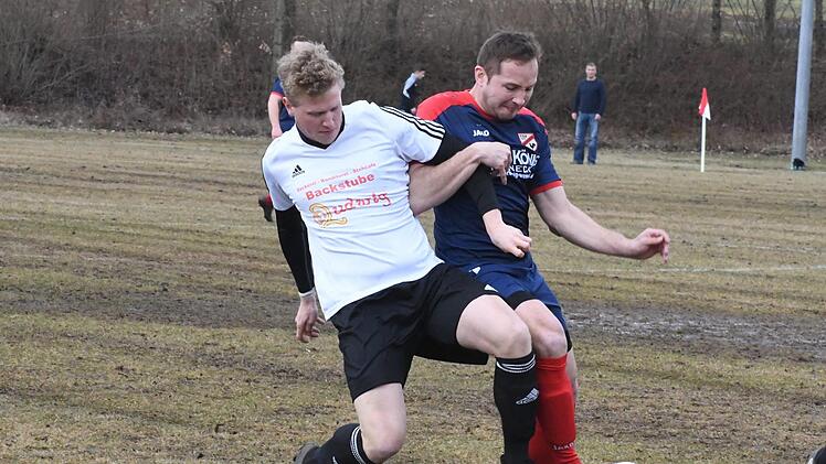 Bezirksligafu&szlig;ball ist kein T&auml;nzchen: Der Rannunger Daniel Krau&szlig; (rechts) muss zum SV-DJK Unterspie&szlig;heim. Hier spielt er gegen Moritz Pfister vom TSV Gochsheim.Hopf