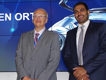 Geschäftsführer Wilhelm Wirth (l.) und der Vorsitzende der Geschäftsführung von Dr. Schneider, Parag Shah, wollen das Unternehmen durch Innovationen und ein angepasstes Portfolio auf Erfolgskurs halten. Foto: Marco Meißner