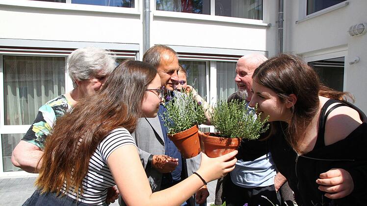 Impressionen vom Besuch der Realschüler im Kulmbacher Awo-Pflegeheim Am Rasen.Dagmar Besand