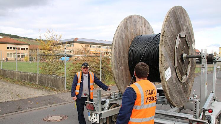 In Sichtweite des Frobenius-Gymnasiums (im Hintergrund) ziehen Mitarbeiter der Hammelburger Stadtwerke Glasfaser-Leitungen ein. Die Schulen können die Gigabit-Anschlüsse bereits nutzen.Ralf Ruppert