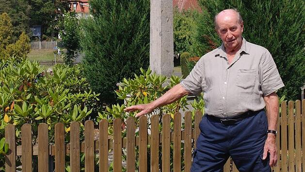 Direkt neben dem Kreuz am Quackhof hatten deutsche Deserteure ihre Gewehre hingeworfen. Karl Kraus zeig an, wie hoch der Stapel war. Foto: Stephanie Elm