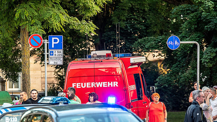 Wohnungsbrand in Mehrfamilienhaus in F&uuml;rth: Eine tote Person geborgen