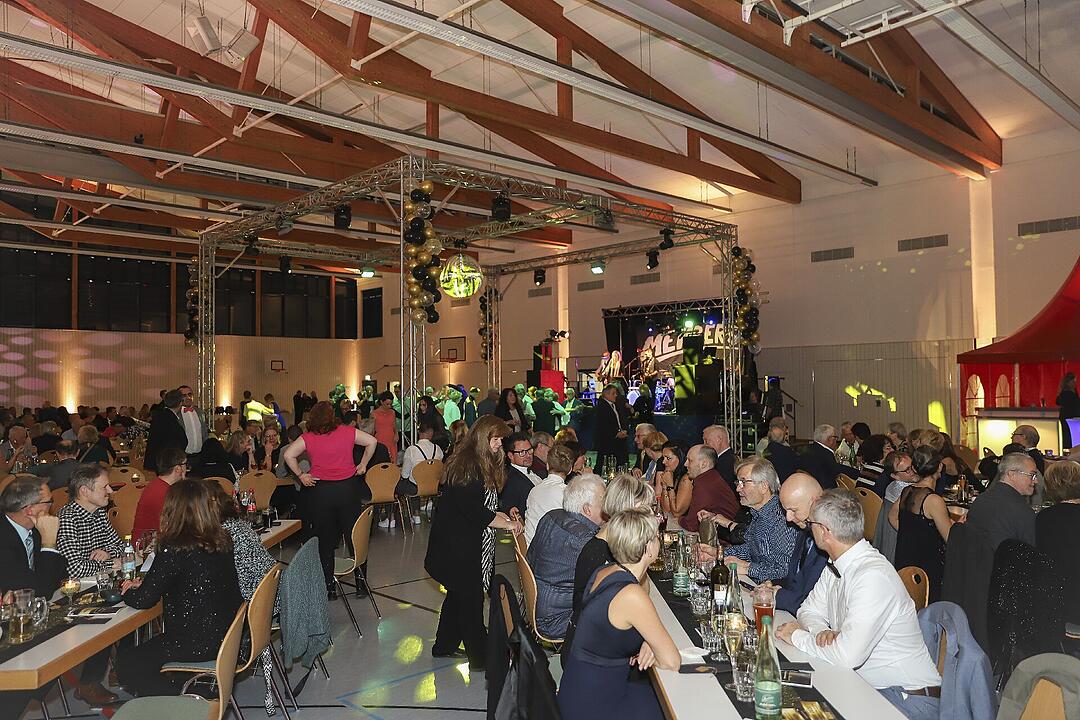 Es wurde in das Jahr 2025 gefeiert.