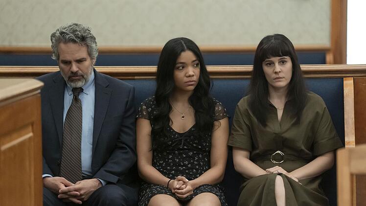 Tom (Mark Ruffalo) muss mit seinen Töchtern Sara (Phoebe Fox, rechts) und Emily (Silvia Dionicio) vor Gericht erscheinen.