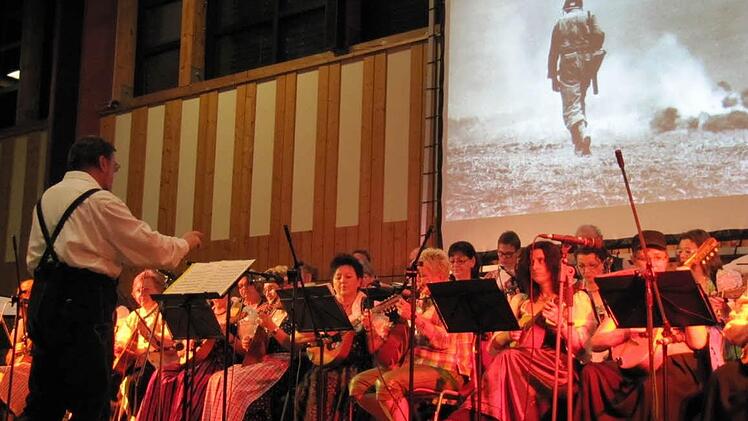"Hast du dort oben vergessen auf mich?", fragt der Soldat aus der Oper "Zarewitsch". Für diesen Beitrag gab es  Beifall und  "Bravo"-Rufe.