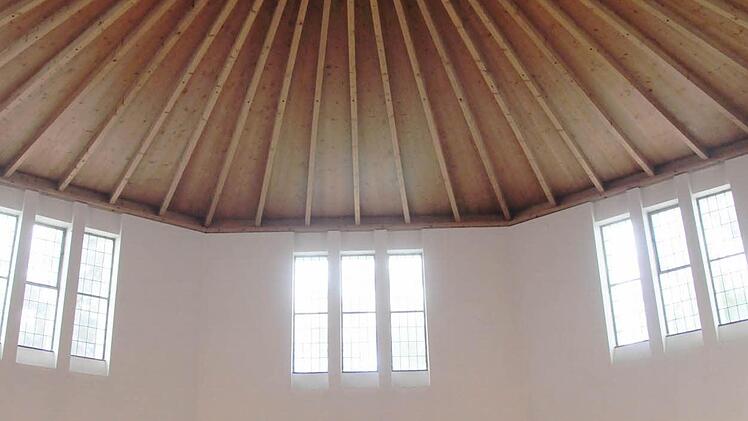 Ein Himmelsbild mit Luftballons und Dornenkrone soll künftig die Decke der Christuskirche in Ebern schmücken. Foto: Johanna Eckert
