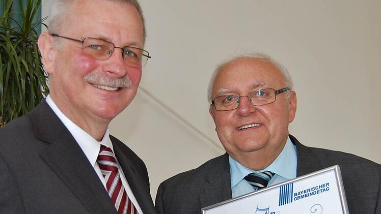 Zweiter Vorsitzender Gotthard Schlereth (links) verabschiedet den Kreisvorsitzenden Siegfried Erhard nach 18-jähriger Amtsführung.