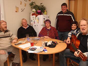Beim Gesang von Weihnachtsliedern um den Tisch versammelt: Peter Schmitt, Interpret und Gabriel-Begleiter Linth Hendriksen, Rita Schmitt, Michael Laaser, Chantal und Schlagerstar Gunter Gabriel (von links). Foto: Günther Geiling
