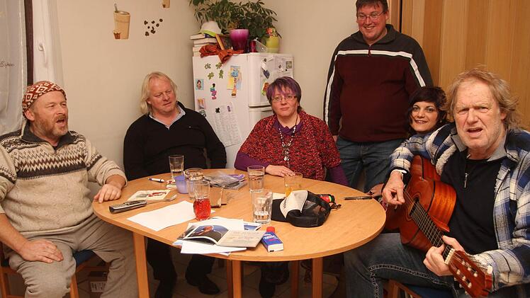 Beim Gesang von Weihnachtsliedern um den Tisch versammelt: Peter Schmitt, Interpret und Gabriel-Begleiter Linth Hendriksen, Rita Schmitt, Michael Laaser, Chantal und Schlagerstar Gunter Gabriel (von links). Foto: Günther Geiling