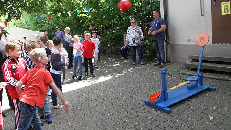 An der Wurfmaschine ging es um Süßigkeiten. Foto: Gerda Völk