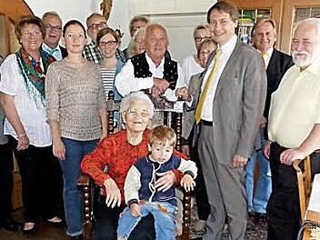 Eva Ploner mit Ehemann Ludwig (dahinter) und Bürgermeister Roland Wolfrum (rechts daneben) im Kreise der Gratulanten.  Foto: Klaus-Peter Wulf