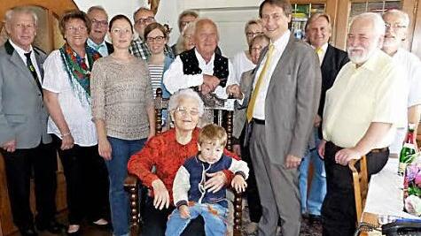 Eva Ploner mit Ehemann Ludwig (dahinter) und Bürgermeister Roland Wolfrum (rechts daneben) im Kreise der Gratulanten.  Foto: Klaus-Peter Wulf