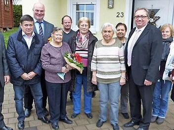 Anna Folberth (vorne, Vierte von links) mit stellvertretendem Landrat Dieter Schaar (Dritter von rechts) und Bürgermeister Ralf Holzmann (Dritter von links) im Kreise der Familie. Foto: Klaus-Peter Wulf