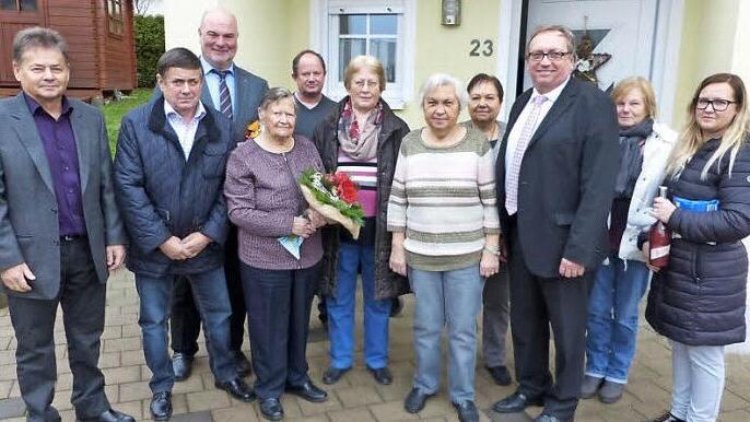 Anna Folberth (vorne, Vierte von links) mit stellvertretendem Landrat Dieter Schaar (Dritter von rechts) und Bürgermeister Ralf Holzmann (Dritter von links) im Kreise der Familie. Foto: Klaus-Peter Wulf