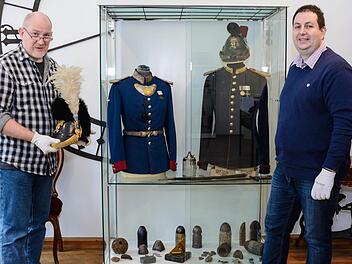 Kreisheimatpfleger Christian Neugebauer (links) und Museumsleiter Björn Hein beim Einräumen einer Vitrine.  Foto: Matthias Nöth