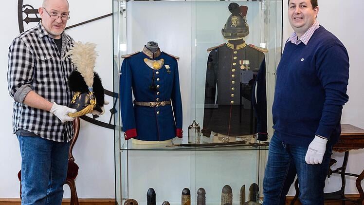 Kreisheimatpfleger Christian Neugebauer (links) und Museumsleiter Björn Hein beim Einräumen einer Vitrine.  Foto: Matthias Nöth