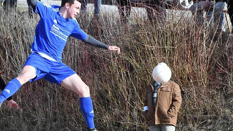 Alles geboten wurde in der A-Klasse Rh&ouml;n 2 beim Spiel des FC Poppenlauer gegen die SG Arnshausen: Ein Zuschauer mit Ball statt Kopf und ein fliegender Arnsh&auml;user Philip Greubel (links). Foto: Hopf