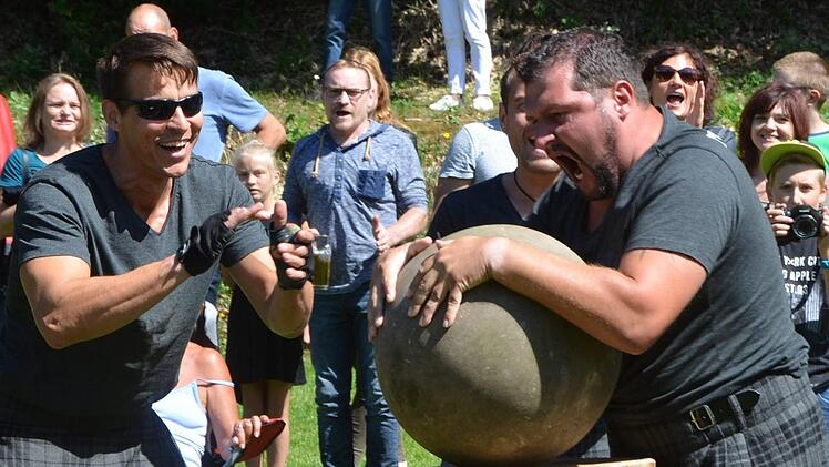 Ganz schön schwer: die 90 Kilo Steinkugel musste auf den Stamm.  Foto: Peter Rauch