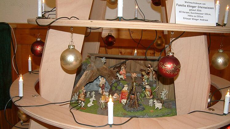 In einen hölzernen Weihnachtsbaum der Familie Klinger aus Steinwiesen war eine Krippe integriert.