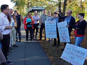 Die Anwohner schilderten Bürgermeister Karsten Fischkal (l.) und einigen Gemeinderäten ihre Sorgen.     Foto: Evi Seeger