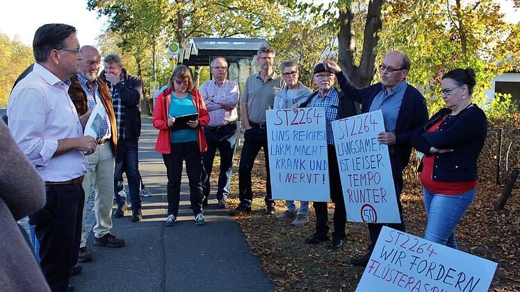 Die Anwohner schilderten Bürgermeister Karsten Fischkal (l.) und einigen Gemeinderäten ihre Sorgen.     Foto: Evi Seeger