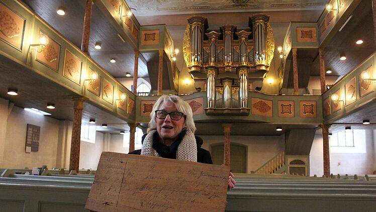 Fundstück: Auf der alten Holzverkleidung, die Sybille Fugmann zeigt, hat sich 1931 ein Zimmermann namens Leopold Martin verewigt.Ulrike Nauer