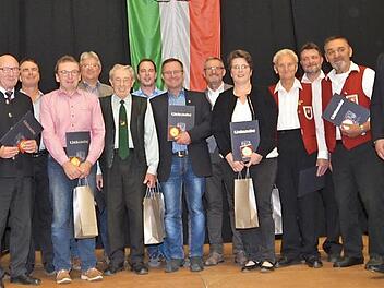 Sie wurden für jahrzehntelanges Engagement mit der Ehrenamtsmedaille der Gemeinde Weißenbrunn ausgezeichnet.  Fotos: K.- H. Hofmann