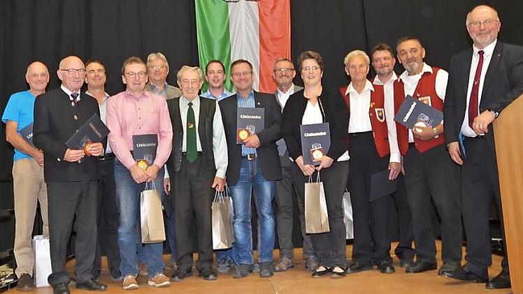 Sie wurden für jahrzehntelanges Engagement mit der Ehrenamtsmedaille der Gemeinde Weißenbrunn ausgezeichnet.  Fotos: K.- H. Hofmann