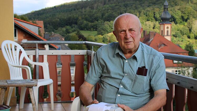 Mit der Rechenmaschine auf dem Balkon: Als Rentner hat Franz Gebhart es sich zum Hobby gemacht, Wahlergebnisse zu überprüfen. Foto: Ulrike Müller