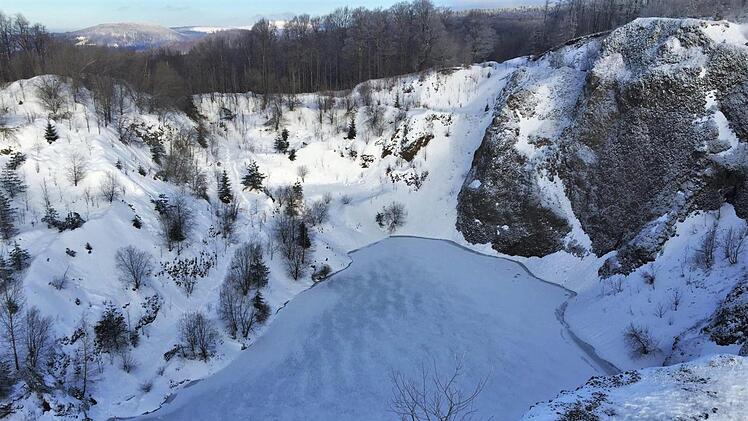 Oberhalb des Basaltbruchs Eisernes Kreuz biwakierte das junge Paar im Iglu. Foto: Armin Schreiner