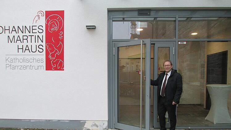 Menschen sind wieder willkommen im sanierten Pfarrzentrum, das jetzt den Namen Johannes Martin-Haus trägt, signalisiert Stadtpfarrer Thomas Eschenbacher. .