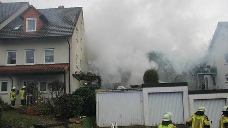 Neudrossenfeld: Gartenhaus in Vollbrand - Feuerwehr, Polizei und Rettungsdienst vor Ort