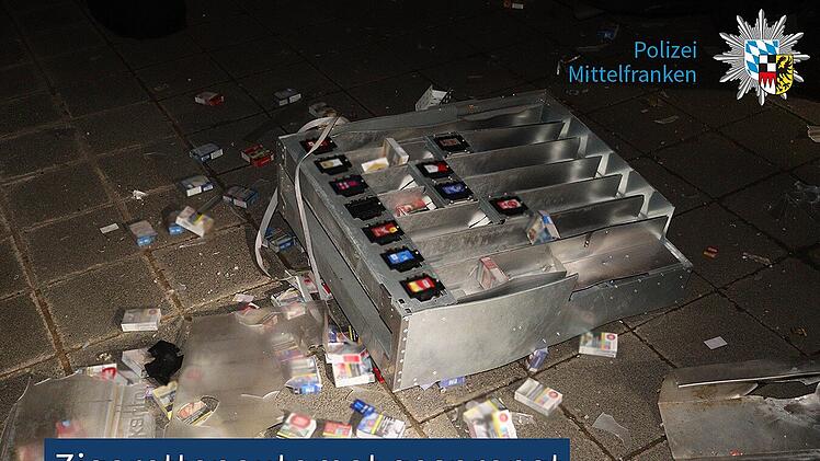 Nürnberg: Jugendliche sprengen Zigarettenautomat - Autos durch Sprengung beschädigt