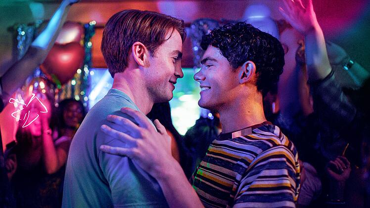 So ehrlich, so witzig, so einfallsreich wie kaum ein anderes Format erz&auml;hlt "Heartstopper" von der ersten Liebe und all den Irrungen und Wirkungen, mit denen sich der schwule Charlie (Joe Locke, links) und der bisexuelle Nick (Kit Connor) pl&ouml;tzlich konfrontiert sehen. In "Heartstopper Forever" werden die beiden &ouml;rtlich getrennt. Klappt die Fernbeziehung?