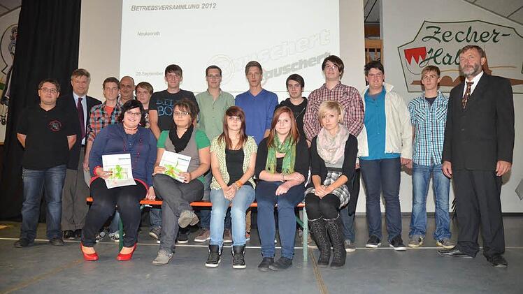 Die erfolgreichen Auszubildenden wurden von der Firma Rauschert f&uuml;r ihre guten Leistungen ausgezeichnet und mit Pr&auml;mie belohnt. Mit im Bild Gesch&auml;ftsf&uuml;hrer Dr. Richard Metzler (2.v.l.), Werksleiter Roland Neubauer (rechts) und Betriebsrat Thomas Daum (stehend, Vierter v.l.) Foto: Karl-Heinz Hofmann