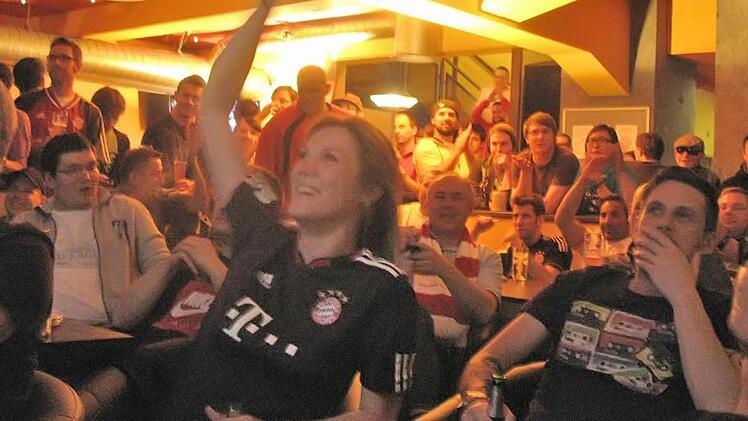 Beste Stimmung in Coburgs inoffizieller Bayern-Kneipe: Bereits eineinhalb Stunden vor dem Anpfiff hatte es im "Pinaz" keine freien Sitzplätze mehr gegeben. Fotos: Oliver Schmidt