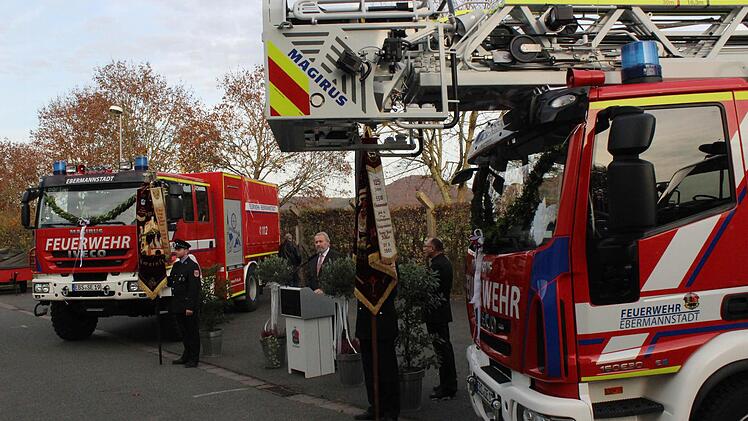 Drehleiter und Logistigfahrzeug für die Feuerwehr, fünf weitere Fahrzeuge für den Bauhof. Ebermannstadt hat kräftig investiert. Fotos: fra-press